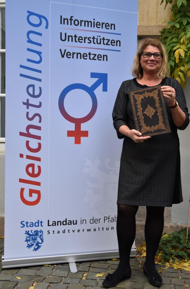 Anl&auml;sslich des Internationalen Tags zur Beseitigung von Gewalt gegen Frauen hat die st&auml;dtische Gleichstellungsbeauftragte Evi Julier auch in diesem Jahr wieder eine Mitmachaktion im Landauer Rathaus auf die Beine gestellt. 