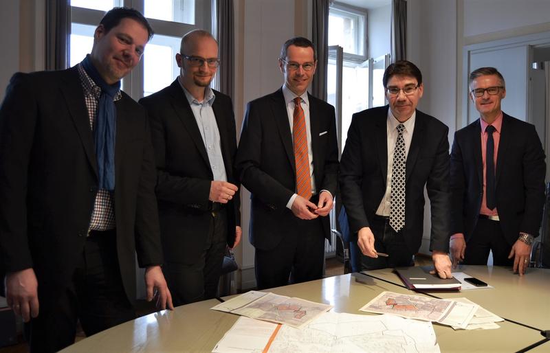 Anfang 2016 stellten OB Thomas Hirsch (2.v.r.) und B&uuml;rgermeister Dr. Maximilian Ingenthron (M.) gemeinsam mit Michael G&ouml;tz, Werkleiter des st&auml;dtischen Geb&auml;udemanagements (l.), Bauamtsleiter Christoph Kamplade (2.v.l.) und Martin Messemer, Leiter der st&auml;dt