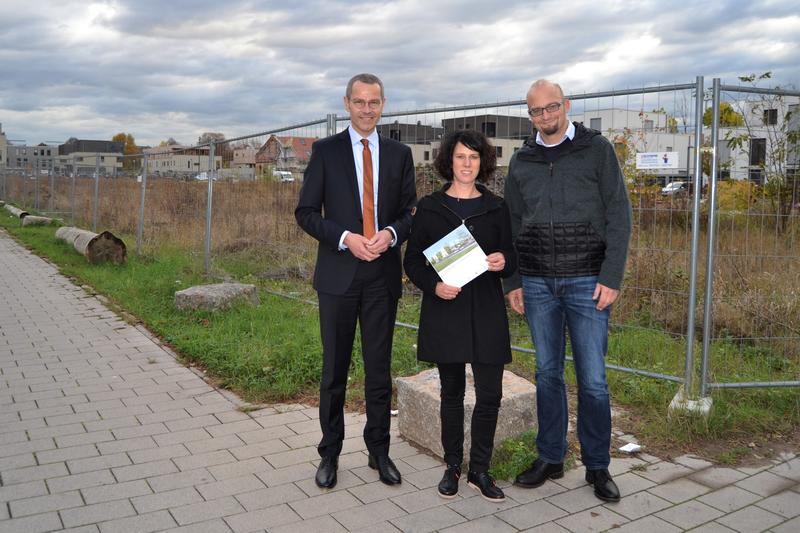 B&uuml;rgermeister und Baudezernent Dr. Maximilian Ingenthron, Sylvia Schmidt-Sercander, stellvertretende Leiterin der Abteilung Stadtplanung und Stadtentwicklung beim st&auml;dtischen Bauamt, und Bauamtsleiter Christoph Kamplade (v.l.n.r.) am Baufeld 15 im &raquo;Wohnpa