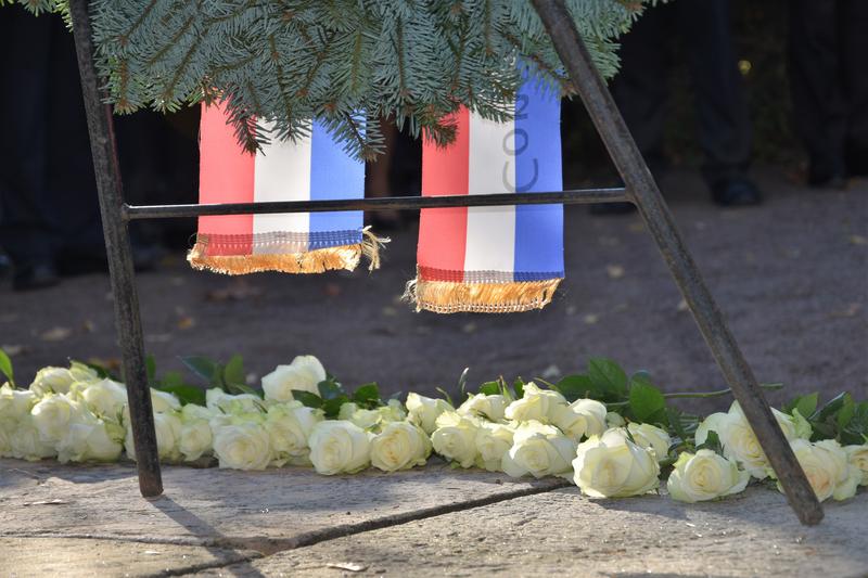 Bewegende Zeremonie: Die rund 200 Teilnehmerinnen und Teilnehmer des Gedenkakts legten auf dem Franz&ouml;sischen Friedhof wei&szlig;e Rosen als Zeichen der Trauer und des Gedenkens nieder. 