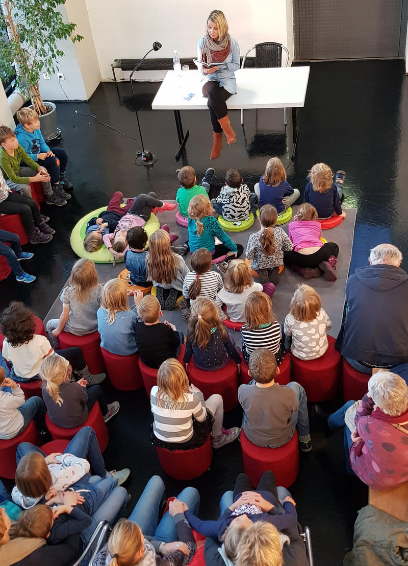 Gebannt lauschten die Kinder beim diesj&auml;hrigen Vorlesetag in der Landauer Stadtbibliothek Vorleserin Jaqueline Konrad. 