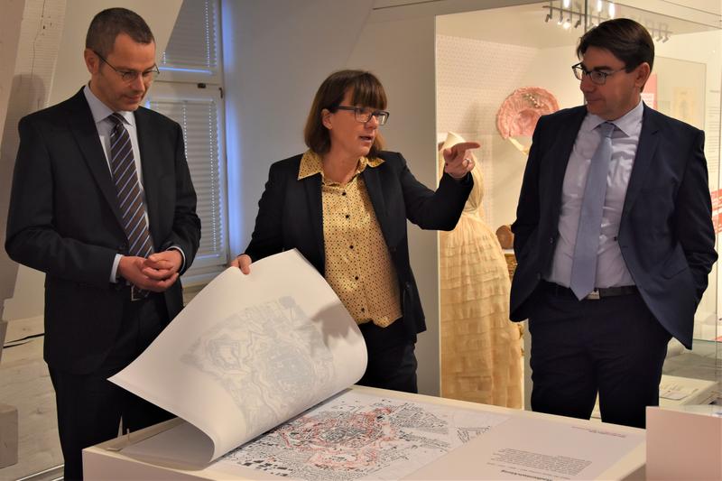 Es gibt viel zu entdecken: Oberb&uuml;rgermeister Thomas Hirsch (r.) und B&uuml;rgermeister und Kulturdezernent Dr. Maximilian Ingenthron gemeinsam mit Museumsleiterin Christine Kohl-Langer bei einem Vorab-Rundgang durch das neue Museum f&uuml;r Stadtgeschichte Landau i