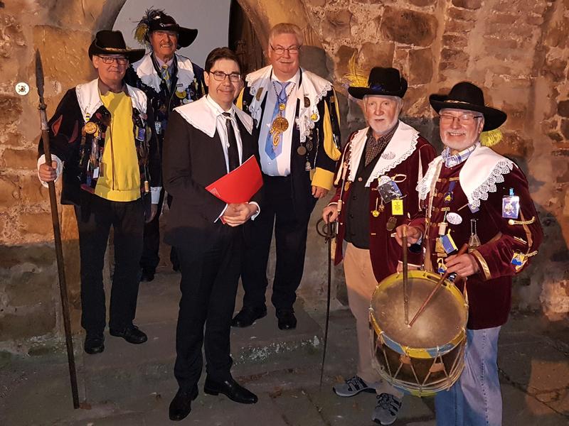 Oberb&uuml;rgermeister Thomas Hirsch (3.v.l.) wurde bei der j&uuml;ngsten Sitzung der Landauer Niederl&auml;ndter-Gesellschaft um &raquo;Schanzmeester&laquo; Wilhelm Hauth (4.v.l.) zum &raquo;Mynheer aws absunder Ursach&laquo; ernannt. 