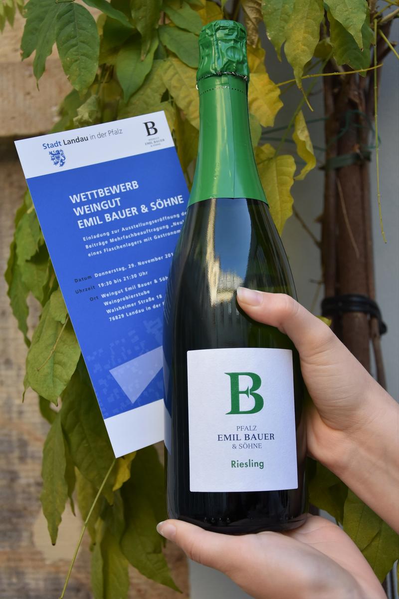 Zukunftsweisend: Mit Unterst&uuml;tzung der Stadt Landau beschritt das Weingut Emil Bauer & S&ouml;hne aus Nu&szlig;dorf beim Wettbewerb bzw. der Mehrfachbeauftragung f&uuml;r den Neubau eines Flaschenlagers mit Gastronomie neue Wege. 
