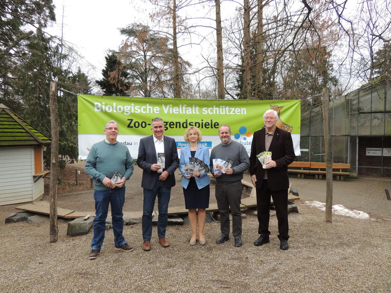 Peter Buchert (DGHT), Zoodezernent Rudi Klemm, Zooschulleiterin Dr. Gudrun Hollstein, Zoodirektor Dr. Jens-Ove Heckel und Sanit&auml;tsrat Dr. Helmuth Back (1. Vorsitzender Freundeskreis des Landauer Tiergartens e.V.) (v.l.n.r) stellten am 30. Januar das Zoo-J