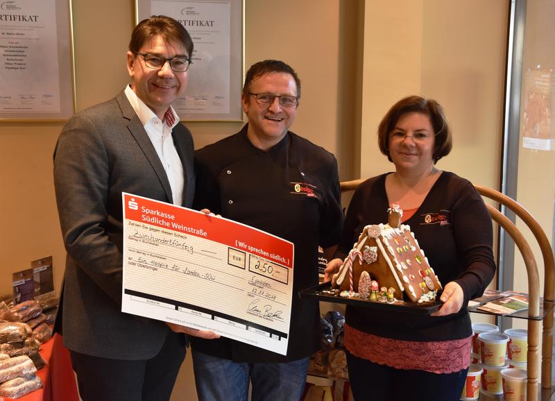 Lebkuchen f&uuml;r den guten Zweck: In seiner Funktion als F&ouml;rdervereinsvorsitzender nahm OB Thomas Hirsch (l.) jetzt den symbolischen Spendenscheck aus den H&auml;nden von Silke und Claus Becker von De' B&auml;cker Becker entgegen.