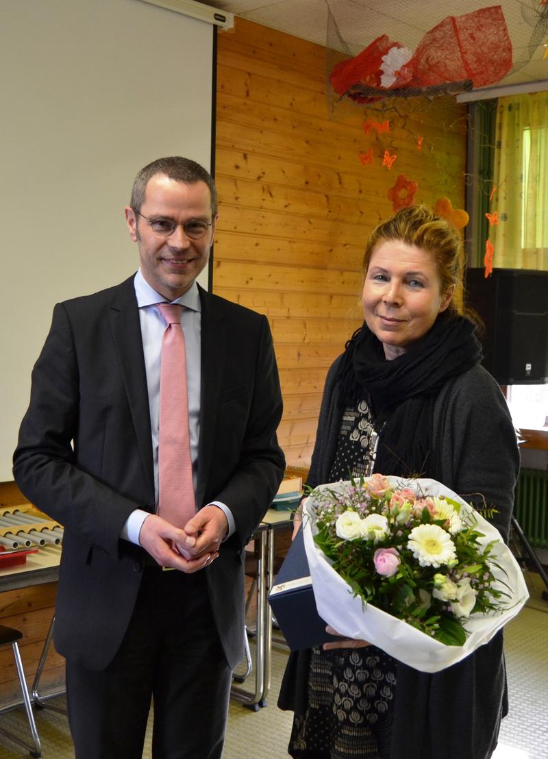 B&uuml;rgermeister und Schuldezernent Dr. Maximilian Ingenthron (l.) nahm an der Feierstunde anl&auml;sslich der Verabschiedung von Dorothea Kischkel (r.) teil und dankte ihr f&uuml;r ihr herausragendes Engagement und ihren langj&auml;hrigen Dienst an der Schulgemeinschaft.