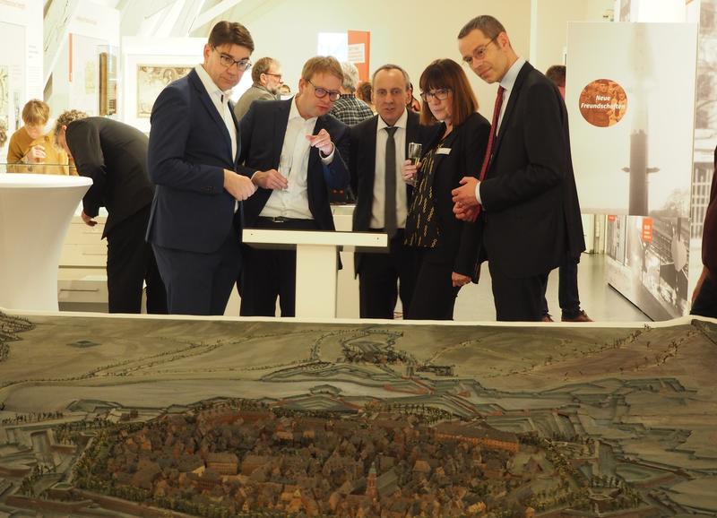 Gemeinsam bei der Er&ouml;ffnung des neuen Museums f&uuml;r Stadtgeschichte Landau in der Pfalz am gro&szlig;en Festungsmodell:  Oberb&uuml;rgermeister Thomas Hirsch, Bundesstaatssekret&auml;r Dr. Thomas Gebhart, der rheinland-pf&auml;lzischen Kulturminister Prof. Dr. Konrad Wolf, die 