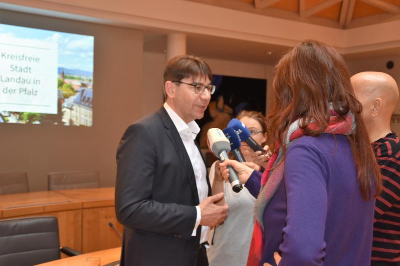 Das Thema m&ouml;glicher &raquo;Zwangseinkreisungen&laquo; in Rheinland-Pfalz sorgt f&uuml;r gro&szlig;es Medieninteresse - so auch im Landauer Rathaus bei der Pressekonferenz von OB Hirsch. 