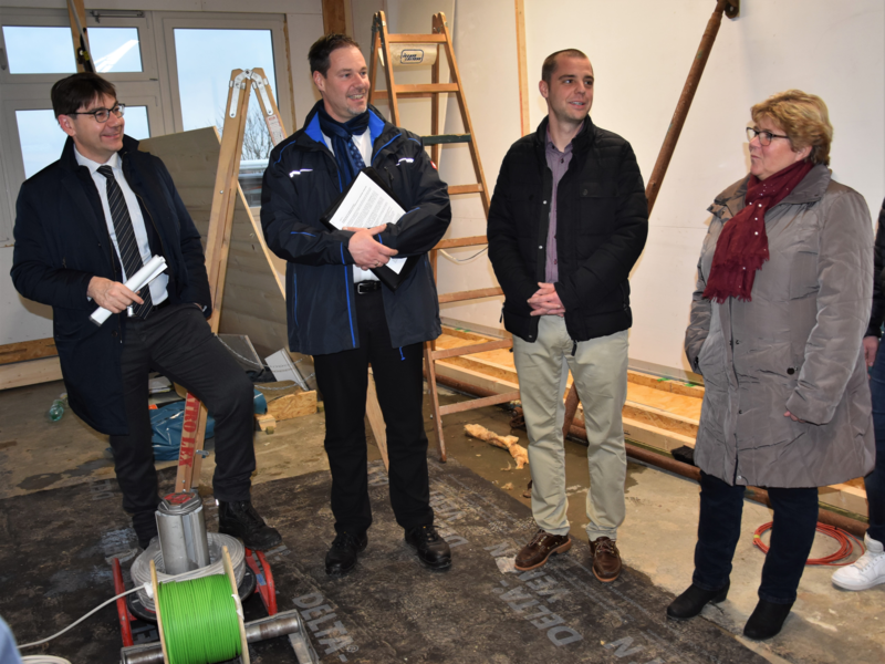 Zeigten sich beim Vor-Ort-Termin begeistert vom Baufortschritt in der Grundschule Dammheim: Oberb&uuml;rgermeister Thomas Hirsch, GML-Werkleiter Michael G&ouml;tz, Ortsvorsteher Florian Maier und Schulleiterin Petra Beek (v.l.n.r.). 