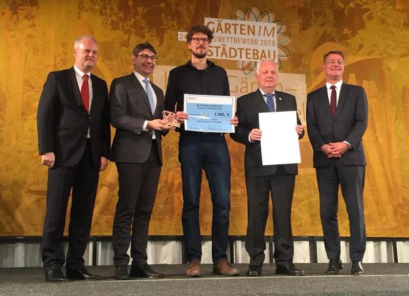 Gold f&uuml;r Landau: Oberb&uuml;rgermeister Thomas Hirsch (2.v.l.) gemeinsam mit dem Vorsitzenden des Kleingartenvereins &raquo;Am Ebenberg&laquo;, Stefan Kracht (M.), dem Landesvorsitzenden der rheinland-pf&auml;lzischen Kleing&auml;rten, R&uuml;diger Frank (2.v.r.), dem Vizepr&auml;sidenten de