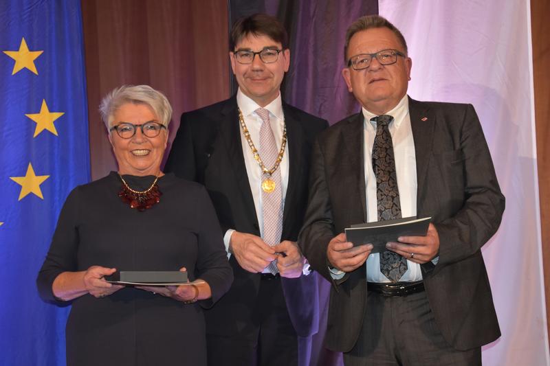 Im Rahmen einer Feierstunde im &raquo;Kleinen Saal&laquo; der Jugendstil-Festhalle &uuml;berreichte Oberb&uuml;rgermeister Thomas Hirsch (M.) die Ehrenplakette der Stadt Landau an Christine Baumann und Theo Kautzmann. 