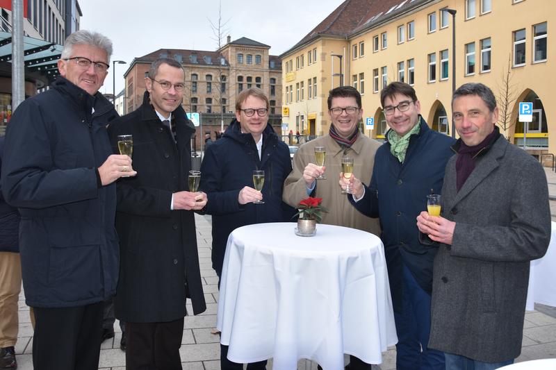 Gemeinsam bei der offiziellen Einweihung des sanierten Abschnitts der Ostbahnstra&szlig;e zwischen Wei&szlig;quartierstra&szlig;e und Quartier Chopin: Der Vorstand der EnergieS&uuml;dwest AG, Dr. Thomas Wa&szlig;muth, B&uuml;rgermeister Dr. Maximilian Ingenthron, Bundesstaatssekret&auml;r Dr. 
