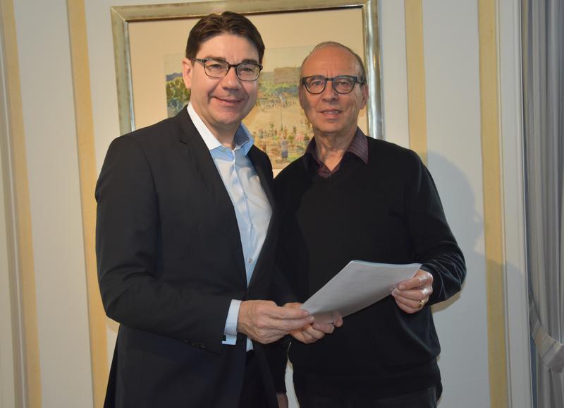 R&uuml;ckblick auf ein Jahr &raquo;Beirat f&uuml;r &auml;ltere Menschen&laquo; der Stadt Landau: Oberb&uuml;rgermeister Thomas Hirsch (l.) hat den Vorsitzenden des Gremiums, Willi Schmitt, jetzt zum Austausch im Rathaus empfangen.