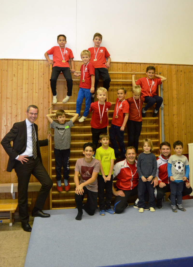 Ein hervorragender Grund zum Gratulieren: B&uuml;rgermeister und Sportdezernent Dr. Maximilian Ingenthron hat jetzt das Training der Nachwuchsturner des Turnvereins 1861 im ASV Landau besucht und der Mannschaft des Jahrgangs 2009 und j&uuml;nger zum Erfolg bei den 