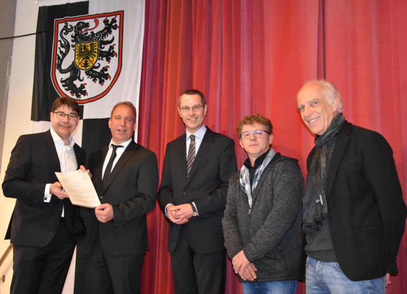 Oberb&uuml;rgermeister Thomas Hirsch, Innenstaatssekret&auml;r Randolf Stich, B&uuml;rgermeister Dr. Maximilian Ingenthron, der Arzheimer Ortsvorsteher Klaus Ki&szlig;el und Dorfentwicklungspartner Jochen Blecher (v.l.n.r.) bei der &Uuml;bergabe des Schreibens mit der generellen F