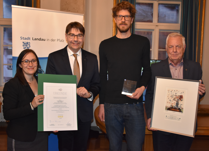 Gemeinsam beim Empfang der Kleing&auml;rtnerinnen und Kleing&auml;rtner im Landauer Rathaus: Bianca Klein vom rheinland-pf&auml;lzischen Finanzministerium, Oberb&uuml;rgermeister Thomas Hirsch, der Vorsitzende des Kleingartenvereins &raquo;Am Ebenberg&laquo;, Stefan Kracht, und der Land