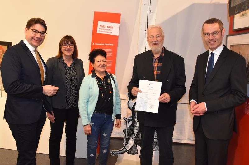 Gemeinsam bei der Verleihung des Kunst- und Kulturpreises der Dr. Feldbausch-Stiftung im neuen Museum f&uuml;r Stadtgeschichte: Oberb&uuml;rgermeister Thomas Hirsch, Museumsleiterin und stellvertretende Vorsitzende des Thomas-Nast-Vereins, Christine Kohl-Langer, Vo
