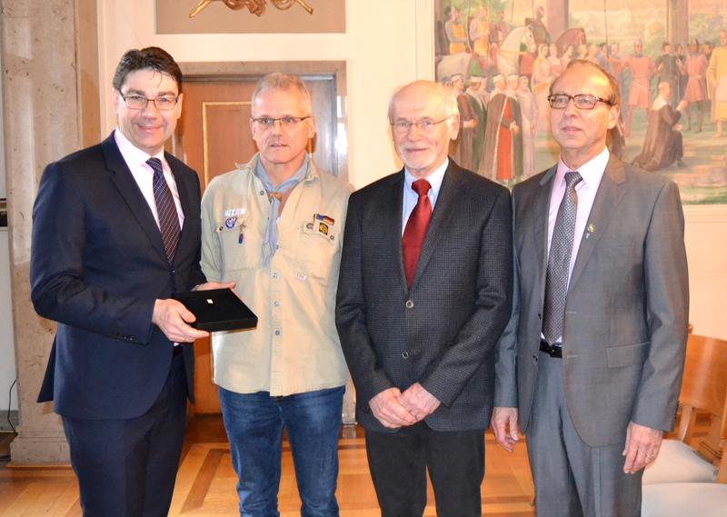 Oberb&uuml;rgermeister Thomas Hirsch (l.) verlieh Wolfgang Bergemann (2.v.l.), Ulrich Kopplow (2.v.r.) und Willi Schmitt (r.) die Ehrennadel der Stadt Landau, um ihnen f&uuml;r ihren langj&auml;hrigen Dienst an der Allgemeinheit zu danken und ihre Arbeit mit dieser beso