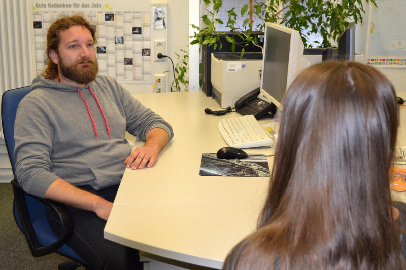 Alexander Hoff bei der Arbeit: Der Jugendscout der Stadt Landau ber&auml;t Jugendliche, die auf der Suche nach einer Ausbildungsstelle oder einem Job sind. 