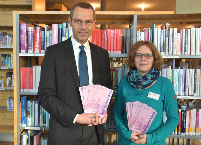 Startschuss f&uuml;r die 35. Landauer B&uuml;chereitage: B&uuml;rgermeister und Kulturdezernent Dr. Maximilian Ingenthron und Bibliotheksleiterin Amelie L&ouml;hlein haben jetzt gemeinsam das druckfrische Programm vorgestellt.
