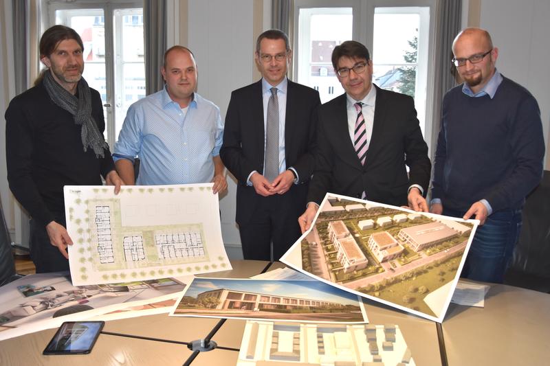 Architekt Ren&eacute; Kr&uuml;ger, Investor Christian B&ouml;sherz, B&uuml;rgermeister und Baudezernent Dr. Maximilian Ingenthron, Oberb&uuml;rgermeister Thomas Hirsch und Bauamtsleiter Christoph Kamplade (v.l.n.r.) haben jetzt die konkreten Planungen f&uuml;r die Baufelder 25a und 25c 