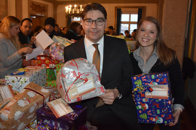 Oberb&uuml;rgermeister Thomas Hirsch und Franziska Ihle von der &raquo;Stiphtung Christoph Sonntag&laquo; freuten sich mit 300 Kindern und deren Eltern bei der Bescherung der Aktion &raquo;Kinderwunschbaum&laquo; im Landauer Rathaus. 