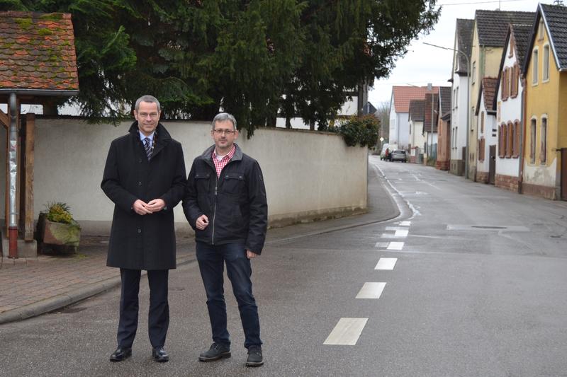 B&uuml;rgermeister und Verkehrsdezernent Dr. Maximilian Ingenthron (l.) gemeinsam mit dem Leiter der st&auml;dtischen Stra&szlig;enverkehrsbeh&ouml;rde, Matthias Doll, in der M&ouml;rzheimer Hauptstra&szlig;e. 