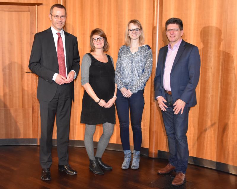 B&uuml;rgermeister und Sportdezernent Dr. Maximilian Ingenthron (l.) und der Leiter des Amts f&uuml;r Schulen, Kultur und Sport, Ralf M&uuml;ller (r.), gemeinsam mit der bisherigen Leiterin des Sachgebiets Sport, Marlen M&uuml;ller (2.v.l.), und ihrer Nachfolgerin Julia Maye