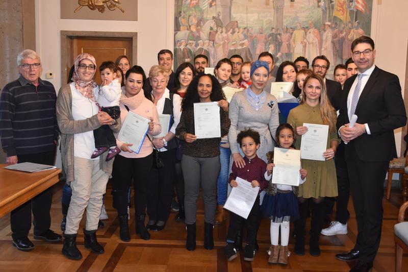 24 Frauen, M&auml;nner und Kinder aus 13 verschiedenen Nationen wurden jetzt im Landauer Rathaus eingeb&uuml;rgert. 