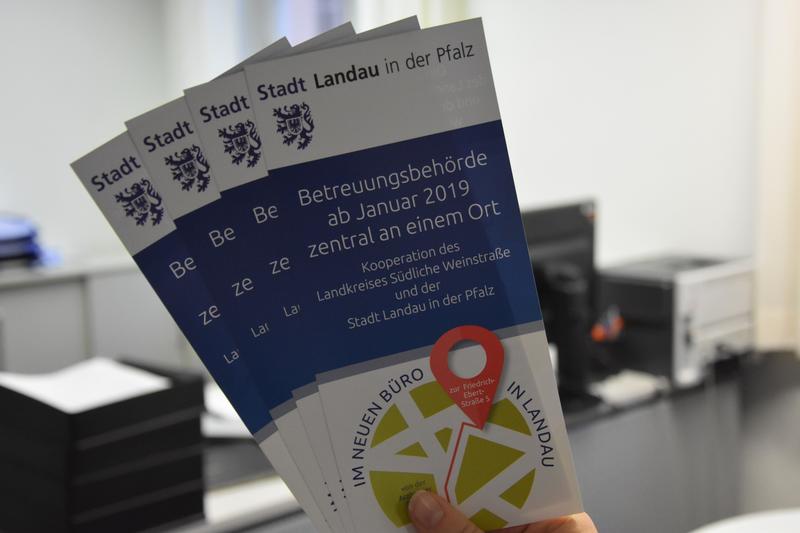 Bildunterschrift:  Die Stadt Landau und der Landkreis S&uuml;dliche Weinstra&szlig;e informieren: Ab dem 2. Januar ist die gemeinsame Betreuungsbeh&ouml;rde im st&auml;dtischen Dienstgeb&auml;ude in der Friedrich-Ebert-Stra&szlig;e 5 in Landau untergebracht. 