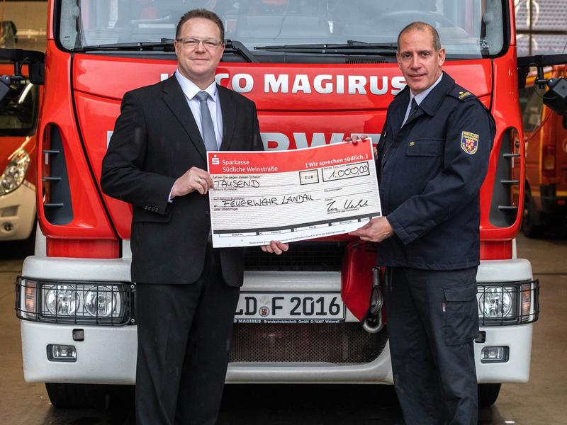 Dr. Thorsten S&ouml;gding (l.), Director Costumer Services beim Software-Unternehmen AUVESY, bei der Spenden&uuml;bergabe an Stadtfeuerwehrinspekteur Dirk Hargesheimer.