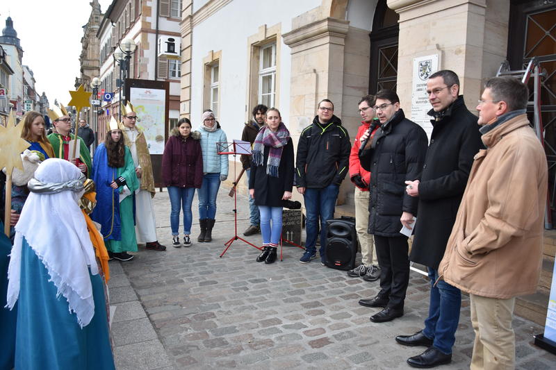 Gemeinsam mit Dekan Axel Brecht haben Oberb&uuml;rgermeister Thomas Hirsch und B&uuml;rgermeister Dr. Maximilian Ingenthron die Sternsingerinnen und Sternsinger vor dem Landauer Rathaus empfangen.  
