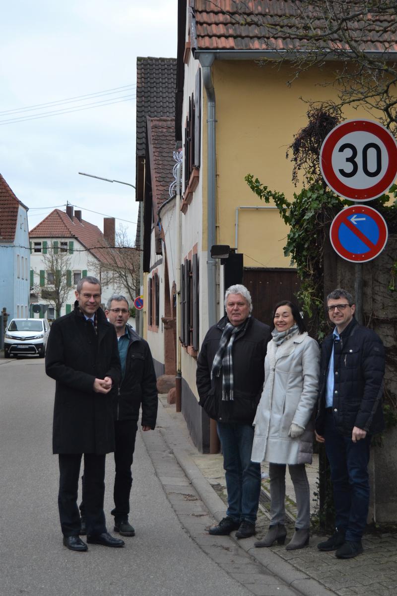 Vor-Ort-Termin in M&ouml;rzheim: B&uuml;rgermeister und Verkehrsdezernent Dr. Maximilian Ingenthron, der Leiter der st&auml;dtischen Stra&szlig;enverkehrsbeh&ouml;rde, Matthias Doll, Stadtrats- und Ortsbeiratsmitglied Wolfgang Freiermuth, Ortsvorsteherin Dorothea M&uuml;ller und der st