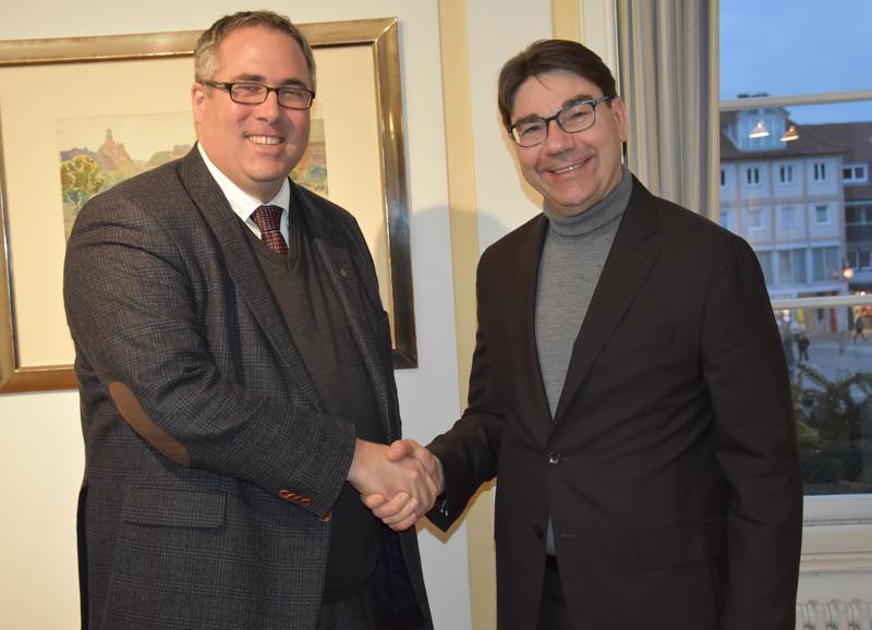 Oberb&uuml;rgermeister Thomas Hirsch (r.) empfing den Speyerer Generalvikar Andreas Sturm (l.) jetzt zum Austausch im Landauer Rathaus.