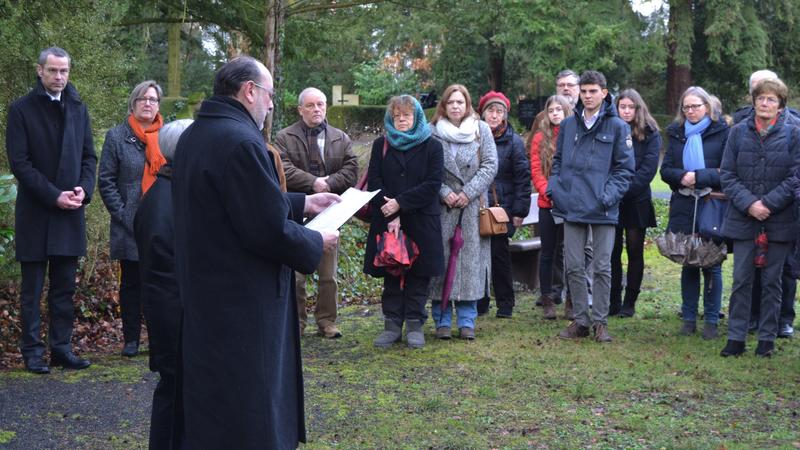 Im Anschluss an die Gedenkveranstaltung in der Kapelle gedachten die Anwesenden am Holocaust-Gedenkstein auf dem Hauptfriedhof den Opfern der NS-Diktatur. 