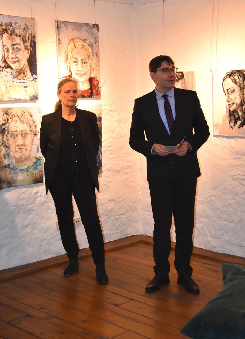 Oberb&uuml;rgermeister Thomas Hirsch begr&uuml;&szlig;te die Besucherinnen und Besucher, bevor Prof. Tina Stolt in die Ausstellung &raquo;Ich und Du. Variationen des Portr&auml;ts&laquo; einf&uuml;hrte. 