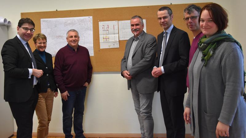 Die Premiere von &raquo;Stadtvorstand vor Ort&laquo; 2019: OB Thomas Hirsch, Hauptamtsleiterin Christine Baumstark, Ortsvorsteher Rolf Kost, Beigeordneter Rudi Klemm, B&uuml;rgermeister Dr. Maximilian Ingenthron, der stellvertretende Ortsvorsteher Bernd Dicker und Dorfent