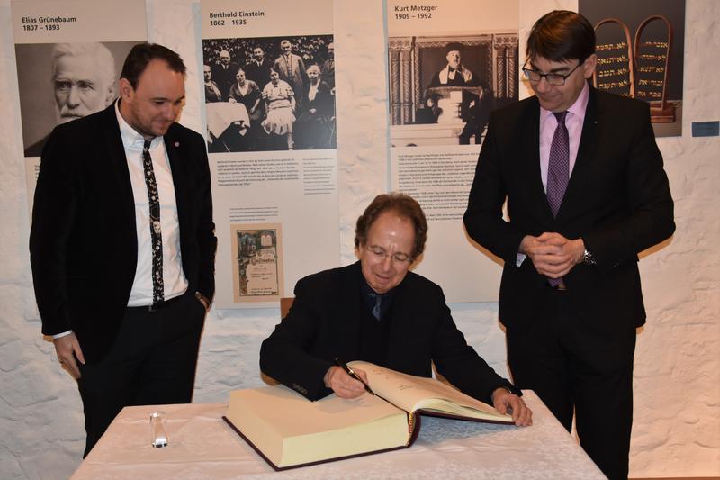 Dr. Timo Werner, Prof. Dr. Doron Kiesel und Oberb&uuml;rgermeister Thomas Hirsch (v.l.n.r.) beim Eintrag in das Goldene Buch der Stadt Landau. 
