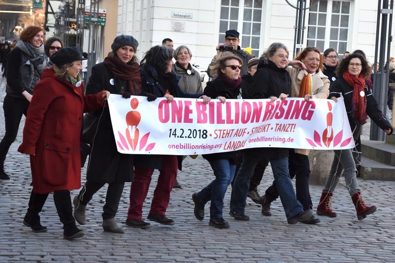 Auch 2020 wieder auf dem Landauer Rathausplatz: &raquo;One Billion Rising&laquo; gegen Gewalt an Frauen. 