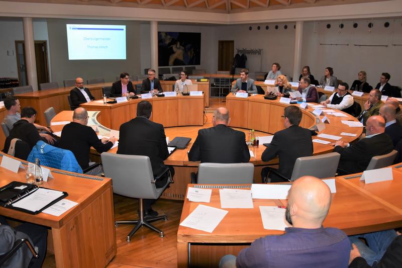 Produktiver Austausch im Landauer Rathaus: Auf Initiative von OB Hirsch kamen jetzt mehr als 50 Vertreterinnen und Vertreter der Bau- und Immobilien-Branche zu einem Berufsgruppengespr&auml;ch zusammen.