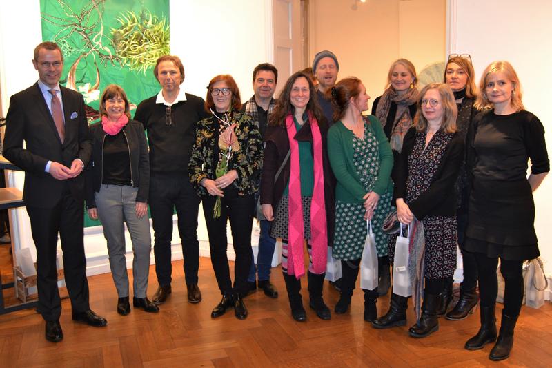 B&uuml;rgermeister und Kulturdezernent Dr. Maximilian Ingenthron (l.), Sabine Haas, Leiterin der st&auml;dtischen Kulturabteilung (2.v.l.), und Kuratorin Dr. Lida von Mengden (4.v.l.) gemeinsam mit ausstellenden K&uuml;nstlerinnen und K&uuml;nstlern bei der Vernissage der Au