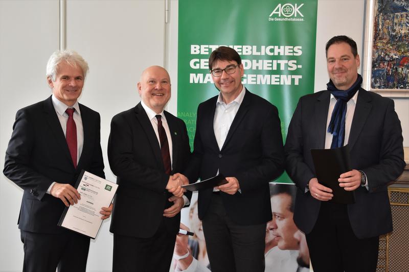 Bei der Unterzeichnung der neuen Kooperationsvereinbarung zum Betrieblichen Gesundheitsmanagement zwischen Stadt Landau und AOK Rheinland-Pfalz/Saarland: Bernhard Eck, Vorstandsvorsitzender des Entsorgungs- und Wirtschaftsbetriebs, AOK-Bezirksgesch&auml;ftsf&uuml;h