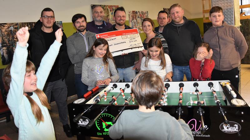 Gro&szlig;e Freude beim Jugendtreff Horst: Dank der Horstklause und mehrerer Firmen aus der Region darf sich die Einrichtung &uuml;ber einen neuen Tischkicker und 300 Euro freuen. 