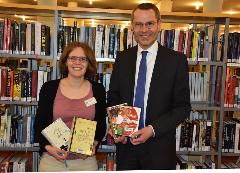 Stellten gemeinsam den Jahresbericht 2018 der Stadtbibliothek Landau vor: Bibliotheksleiterin Amelie L&ouml;hlein und B&uuml;rgermeister Dr. Maximilian Ingenthron.