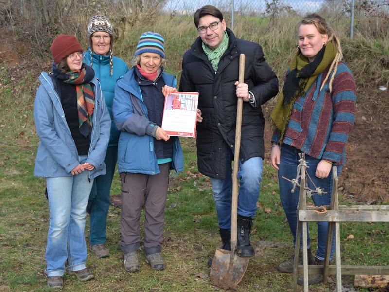 Vor-Ort-Termin in der Eutzinger Stra&szlig;e: Oberb&uuml;rgermeister Thomas Hirsch &uuml;berreichte eine Spende aus Mitteln der Sparkassenstiftung an Dagmar Fl&ouml;rchinger (3.v.l.), Vorsitzende der Kinder- und Jugendfarm Landau, und deren Team. 
