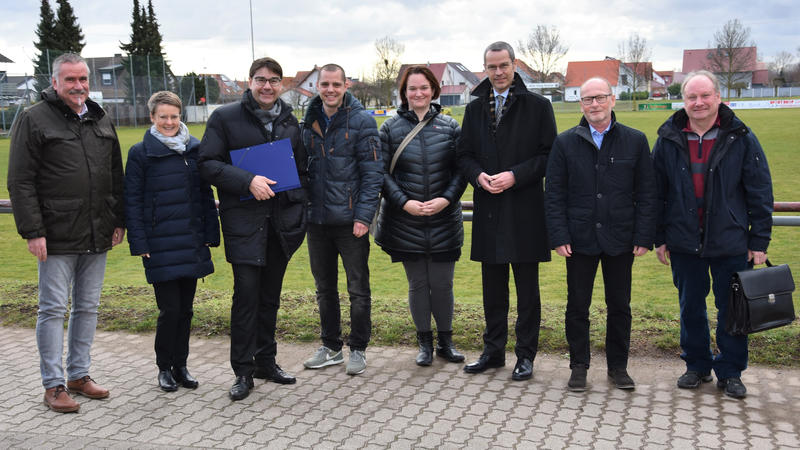Gemeinsamer Vor-Ort-Termin in Dammheim: Beigeordneter Rudi Klemm, Hauptamtsleiterin Christine Baumstark, Oberb&uuml;rgermeister Thomas Hirsch, Ortsvorsteher Florian Maier, Dorfentwicklungspartnerin Annette Struppler-Bickelmann, B&uuml;rgermeister Dr. Maximilian Ing