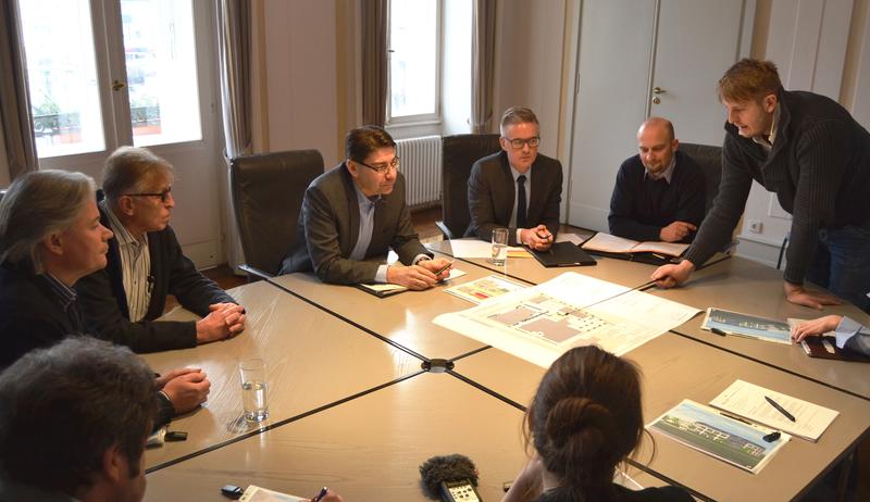 Gemeinsam mit den Investoren Michael M&uuml;nch und Marcel Sponheimer sowie Wirtschaftsf&ouml;rderer Martin Messemer und Bauamtsleiter Christoph Kamplade stellte Oberb&uuml;rgermeister Thomas Hirsch die Pl&auml;ne f&uuml;r zwei Erweiterungen im D9 und D10 der Presse vor. 