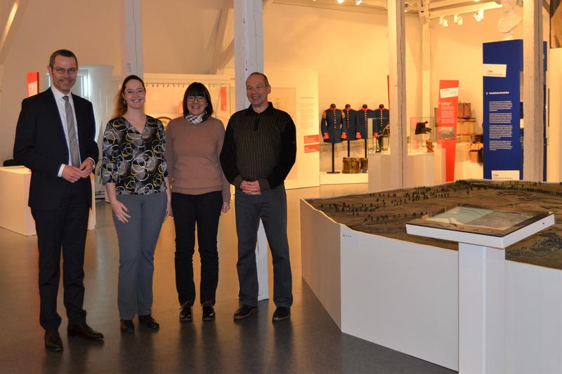 Der neue, alte Vorstand des Freundeskreises des Archivs und Museums der Stadt Landau - B&uuml;rgermeister Dr. Maximilian Ingenthron (l.), Stadtarchivarin Christine Kohl-Langer (3.v.l.) und Wolfgang Holzner (r.) - gemeinsam mit Alexandra Fischer, Mitarbeiterin 