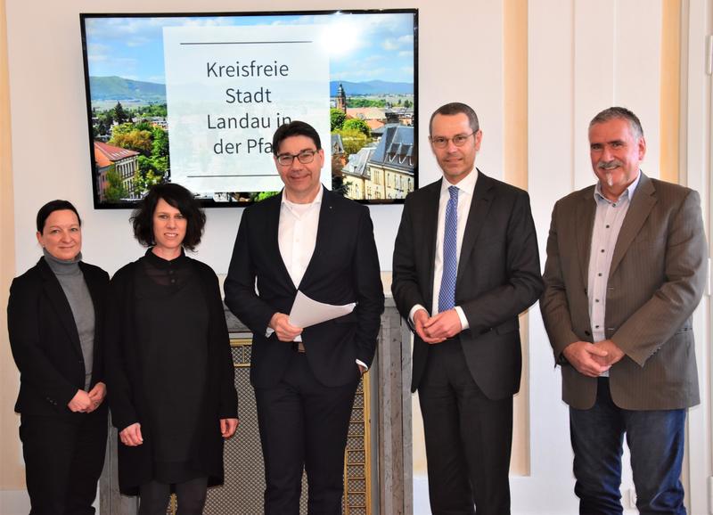 Freuen sich auf das neue Format: Gabriele Fast-Lahmert, Mitarbeiterin im st&auml;dtischen Hauptamt, Sylvia Schmidt-Sercander, Mitarbeiterin im st&auml;dtischen Bauamt, OB Thomas Hirsch, B&uuml;rgermeister Dr. Maximilian Ingenthron und Beigeordneter Rudi Klemm (v.l.n.r.)